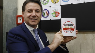Conte smentì Il Tempo, ma ora c'è la conferma: non vuole le facce dei candidati sui cartelloni elettorali