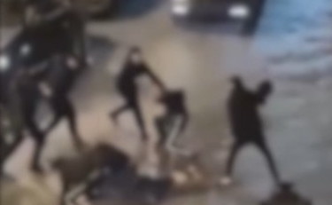 Napoli, paura al Vomero: maxi-rissa tra ragazzi, volano caschi e sedie