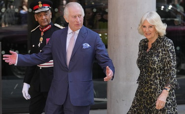 Re Carlo come un leone in gabbia ma Camilla promette di tenerlo a freno