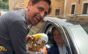 Sono ca...i vostri. Mentana rifiuta il tapiro e gela Striscia: ritorna al Tg5?