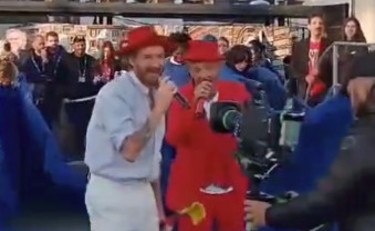 Viva Rai2, Fiorello e Jovanotti cantano Azzurro: poi il colpo di scena