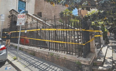 Fiamme sul giaciglio sotto la chiesa, incendio a S. Martino ai Monti