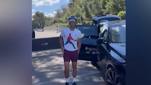 Djokovic stupisce tutti dopo la borraccia in testa: come si presenta agli Internazionali | GUARDA