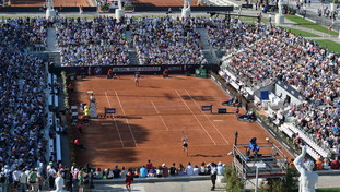 Vernice e coriandoli sul campo da tennis: il blitz degli eco-vandali agli Internazionali