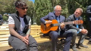 Roma dedica a Ultimo il parchetto di San Basilio. Gualtieri lo accompagna con la chitarra | VIDEO