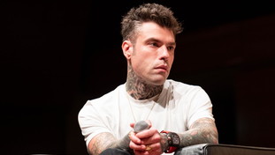 Fedez, salta l'intervista da Cattelan: Motivi di salute. Che succede