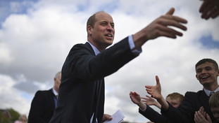 Il principe Harry fatto fuori pure dal matrimonio dell'anno. E William... Altro caos