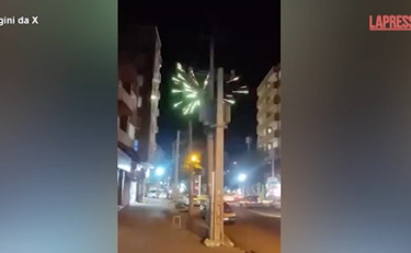 Sfida al regime dopo la morte di Raisi: fuochi d'artificio per festeggiare l'incidente | GUARDA