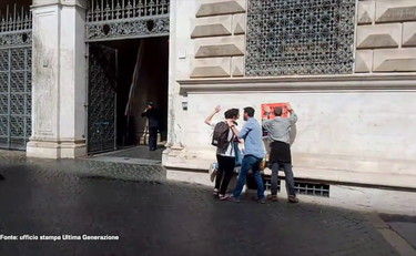 Attivisti di Ultima Generazione imbrattano parete MInistero Giustizia