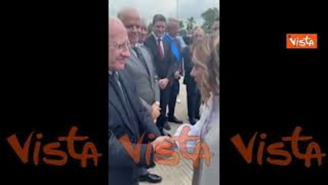 Meloni a Caivano saluta De Luca: 