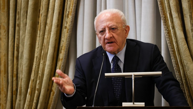 “Ha mostrato sua nuova e vera identità”. De Luca-Meloni, altro round del duello | GUARDA