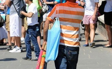 CALDO, SOTTO IL SOLE PER IL COLOSSEO: TURISTI SI RISTORANO IN FONTANE - FOTO 4