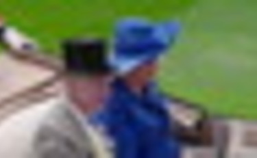 Re Carlo III arriva in carrozza all'ippodromo di Ascot