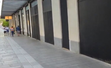 Francia, la mossa di Darmanin: mobilitati 30mila agenti. A Parigi barricate per i negozi