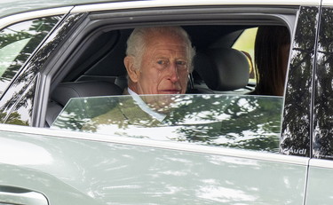 Re Carlo non vuole arrendersi con Harry. Ma William teme per la corona