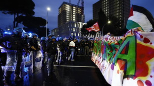 Corteo pro Pal sfila all'Eur. Ferito un cameraman con una bottiglia