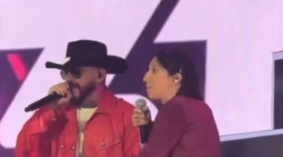 Elly Schlein rapper per una sera: a sorpresa sale sul palco con J-Ax | GUARDA