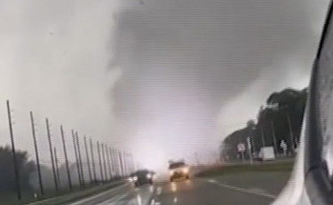 Florida, auto in fuga dal tornado: l'uragano Milton semina il panico