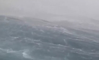 Onde spaventose nel Golfo del Messico: le immagini del drone | GUARDA