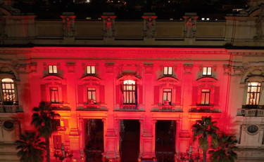 Il Ministero dell'Istruzione illuminato di rosso contro la violenza sulle donne | GUARDA