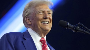 Ci penso io. Trump chiede tempo sullo stop a TikTok: pronto a trattare con i cinesi