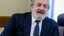 Trasferta da paperoni a Miami: anche il Pd striglia Emiliano