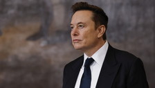 Musk, stesso gesto nelle foto di Obama e Harris: Stroppa inchioda i Dem | GUARDA