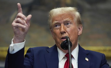 "L'Ue sar&agrave; soggetta ai dazi". La promessa di Trump all'Europa