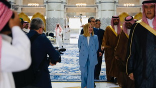 Meloni tra Mps, Almasri e toghe. Santanchè? Nessun braccio di ferro