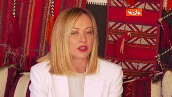 Meloni e bin Salman seduti per terra durante l'incontro bilaterale ad Al'Ula, Arabia Saudita