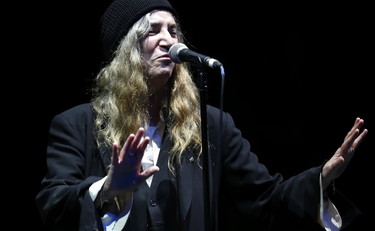 Patti Smith crolla sul palco e rientra in sedia a rotelle: cosa è successo