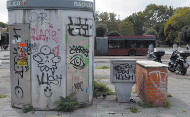 A Roma i pellegrini sono senza wc pubblici: la metà ancora chiusi