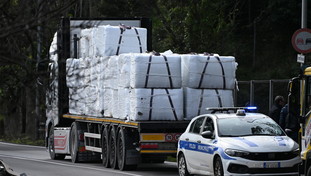 Tir di ecoballe perde il carico a Salerno: travolto un ciclista