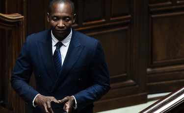 Dai braccianti ai camici bianchi, Soumahoro si butta sulla sanità: la proposta