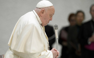 Udienze spostate a Santa Marta: Papa Francesco colpito da una bronchite