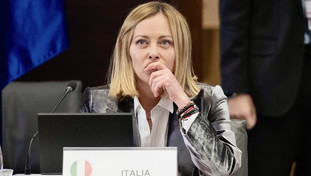 Azzerare tutto e votare. L'arma vincente di Meloni contro l'accerchiamento