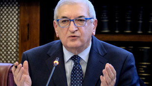 Foti disintegra la “pm” Schlein: Non riesce a nascondere il naso da Pinocchio