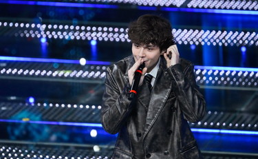 Sanremo, Settembre vince tra le Nuove Proposte. I Duran Duran infiammano l'Ariston. Nella top five Coma_Cose, Brunori, Irama, Olly, Gabbani