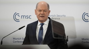 Inappropriato discutere invio di truppe. Vertice di Parigi, l'annuncio di Scholz