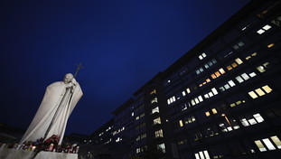Senza febbre: Papa Francesco in lieve miglioramento. L'ultimo bollettino