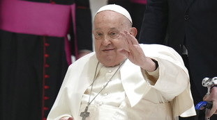 Mondo in ansia per il Pontefice. Pregliasco: Perché il bollettino preoccupa