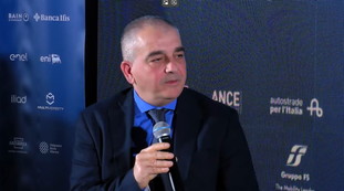 Governo solido nonostante il contesto difficile. L'analisi di Fazzolari da Vespa