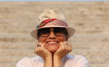 La showgirl stronca Zelensky: “Da a Trump un disgustoso pagliaccio travestito da presidente”