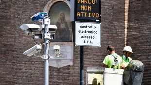 Giro di vite contro i furbetti della Ztl: smascherato il sistema delle targhe alterate