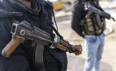 Nuova violenza in Siria: scontri pesanti tra il nuovo governo e gli uomini di Assad | GUARDA