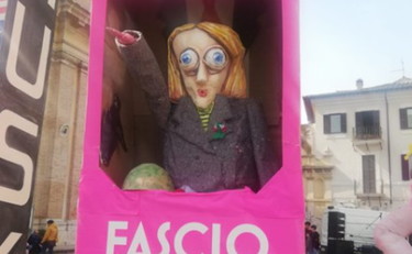 Il fantoccio choc a Poggio Mirteto: Meloni diventa Barbi Fascio di Luce