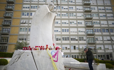 Come sta il Papa? Per il ritorno a Santa Marta è presto. Mangia cibi solidi