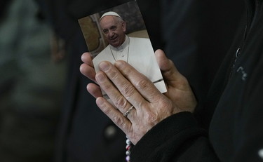 Papa Francesco sulle orme di Wojtyla: ecco perché non scenderà dalla Croce