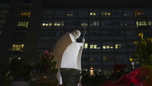 Ossigeno ad alti flussi, come sta il Papa. E spunta il caso del viaggio a Nicea