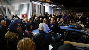 Panico a Napoli dopo la scossa: tensione all'ex base Nato per trovare riparo | GUARDA